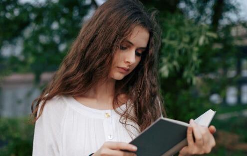 情感问答:爱上了一个不怎么爱你的人该怎么办-