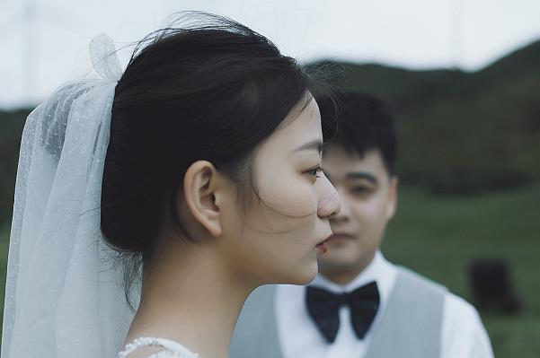 为什么和男友接吻时,他爱把我放倒,而且手还不老实,哪都摸?(为什么谈了一年的男朋友分手后那么狠怎么都挽不回来?)