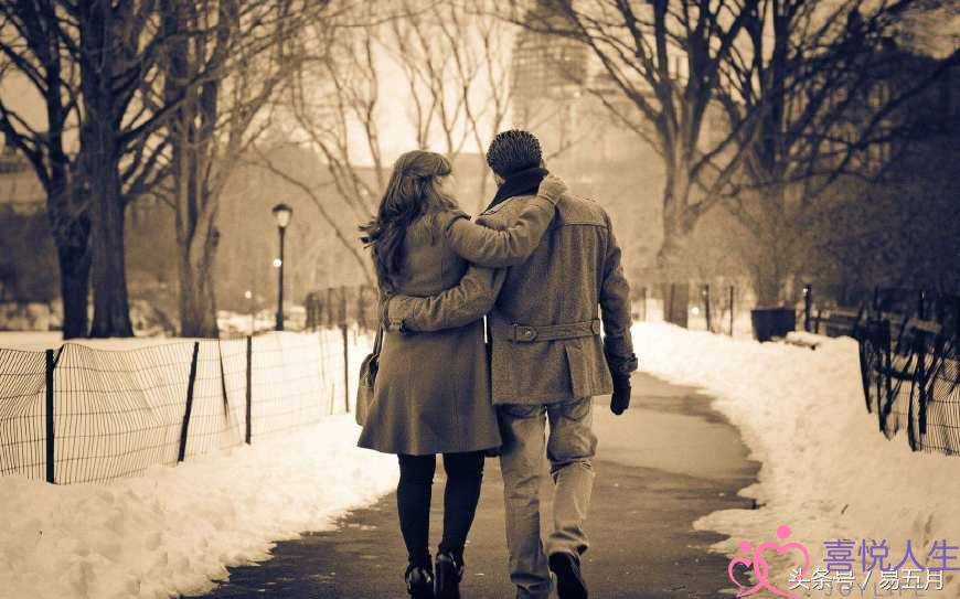 女朋友挽闺蜜的手(恋爱中的女人为什么爱挽男人的手呢) 女朋友挽闺蜜的手(恋爱中的女人为什么爱挽男人的手呢)