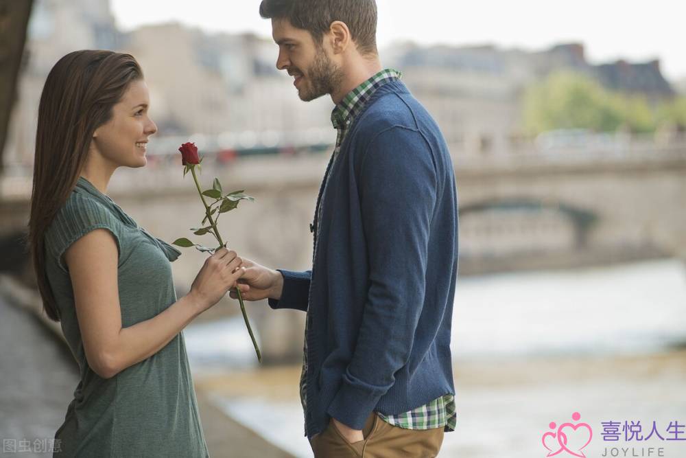 两地分居的夫妻该如何增进感情？以信任为基石，以沟通为立柱