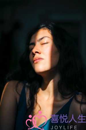 一个男人吼你说明，离吼你的男人远一些