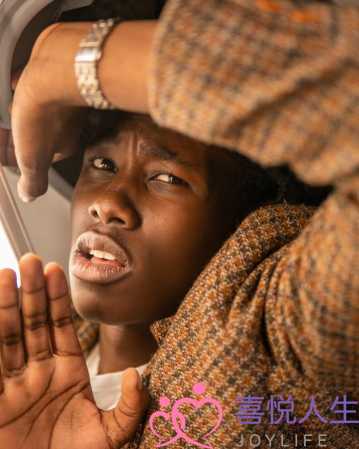 一个男人吼你说明，离吼你的男人远一些