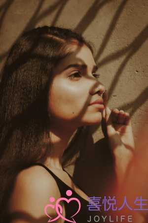 一个男人吼你说明，离吼你的男人远一些